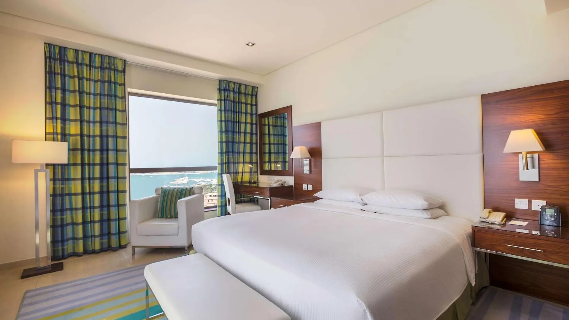 Hilton Dubai The Walk Hotel 4*,