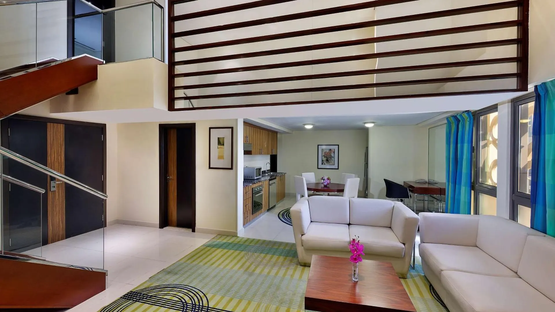 Hilton Dubai The Walk Hotel 4*,